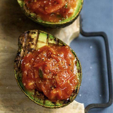 Gegrillte Avocado mit Tomatensalsa