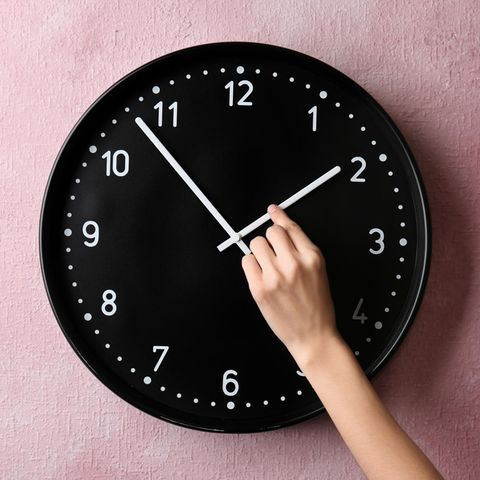 Zeitfresser loswerden: Eine Frau dreht an der Uhr