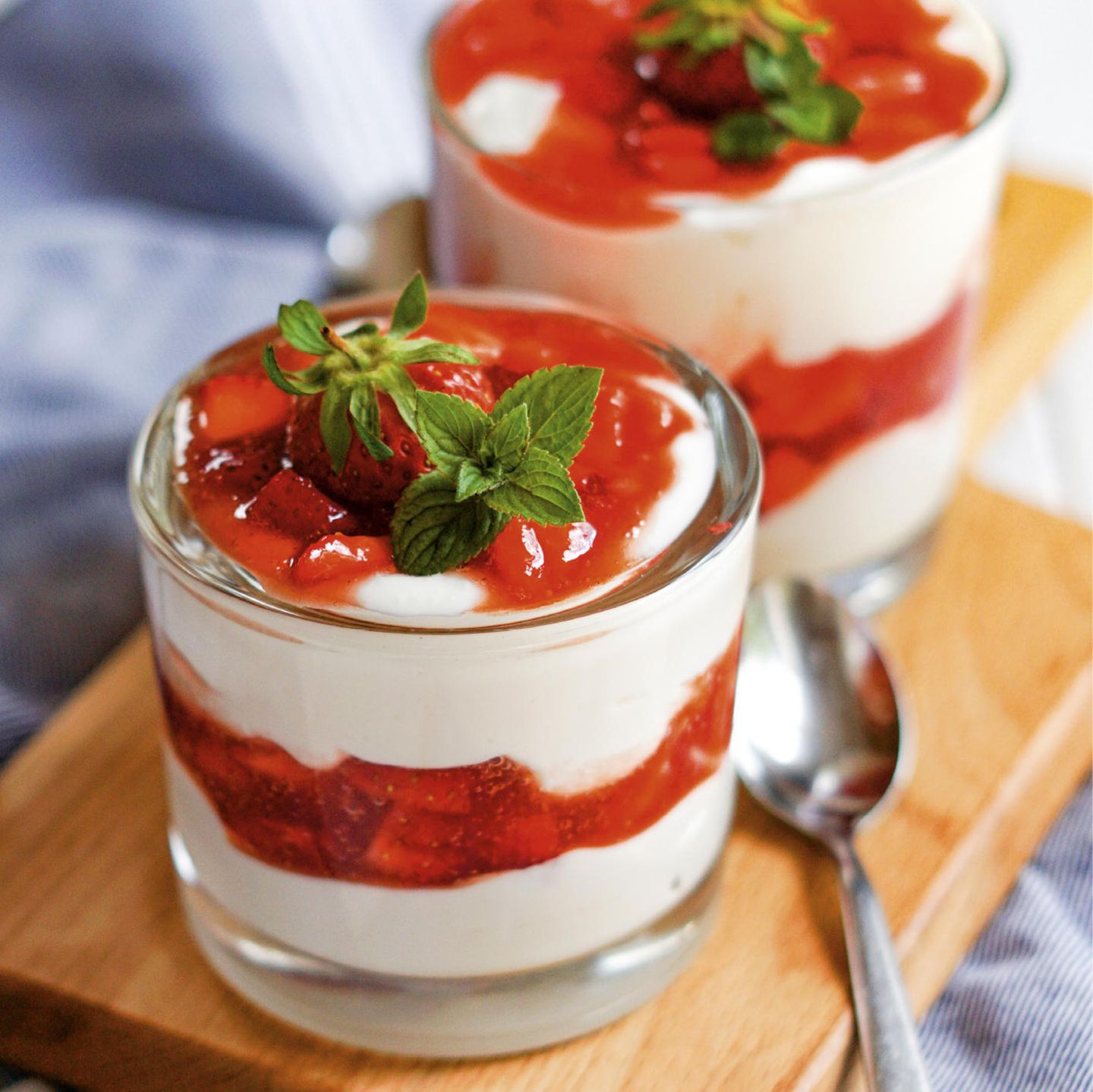 Schichtdessert mit Erdbeeren und Skyr