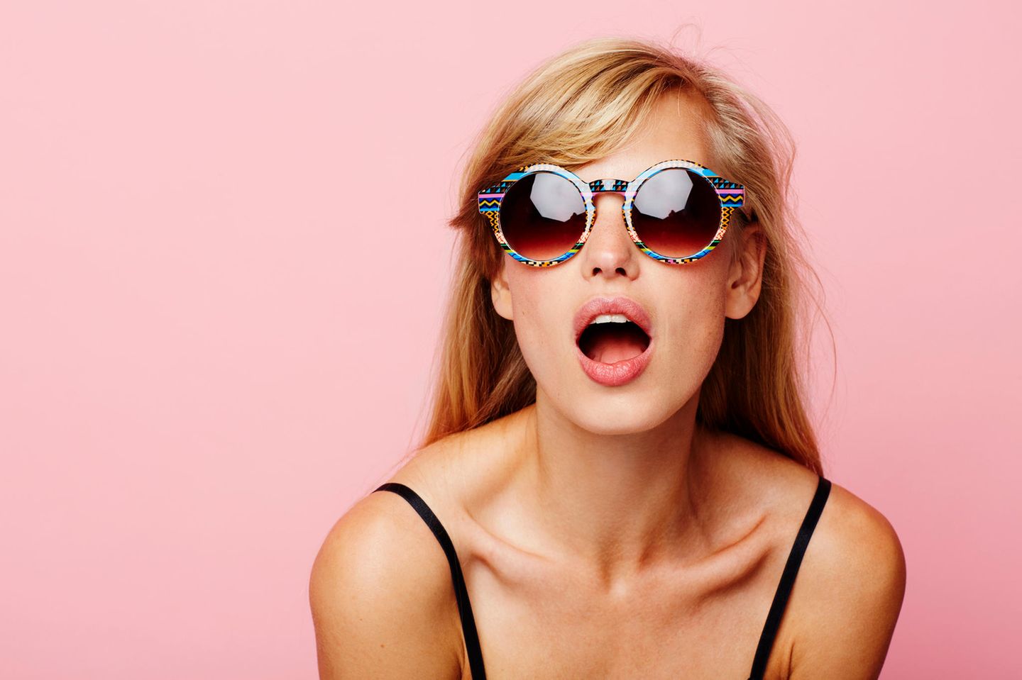 G-Punkt aufspritzen: Frau guckt lasziv in Kamera mit Sonnenbrille