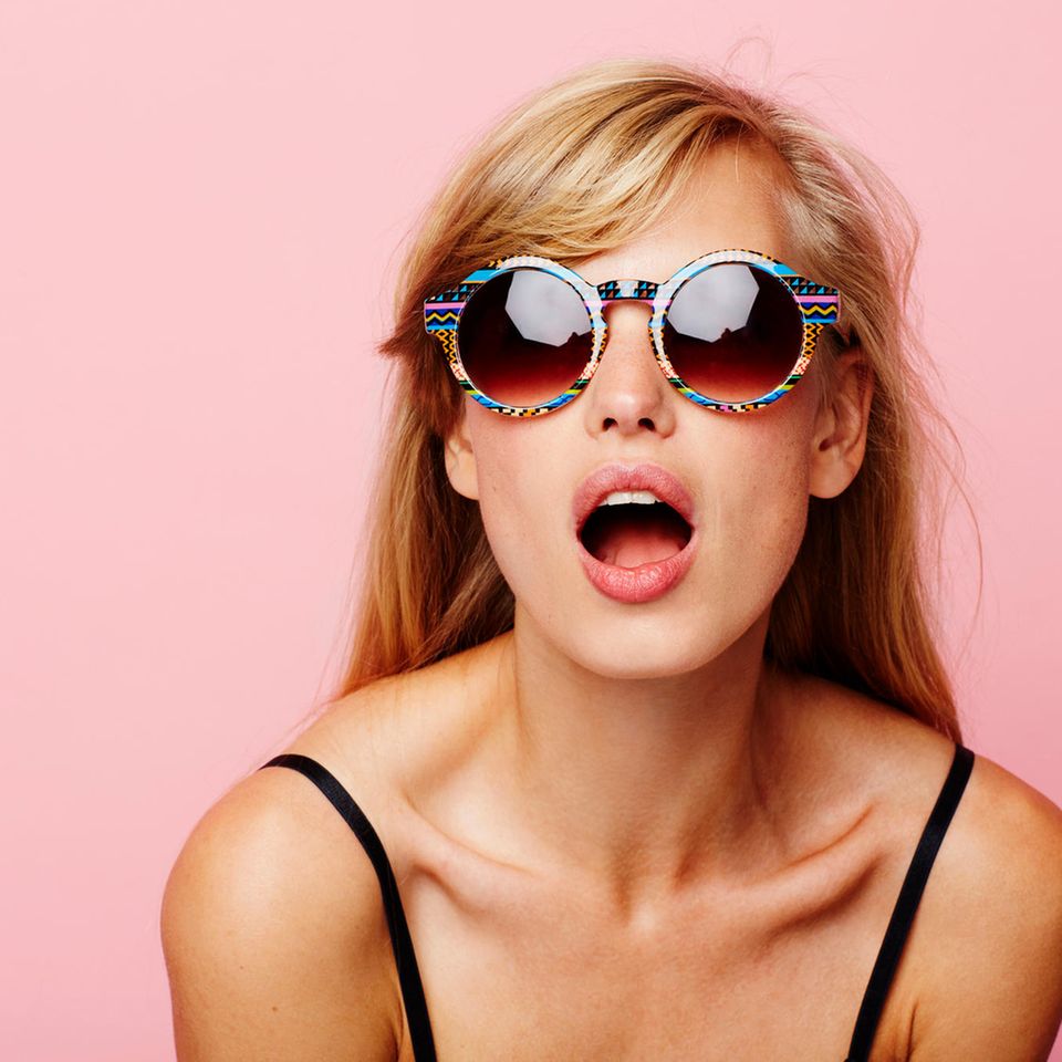 G-Punkt aufspritzen: Frau guckt lasziv in Kamera mit Sonnenbrille
