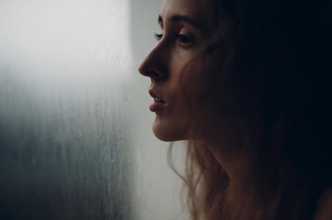 Suizidversuch: Frau schaut aus dem Fenster