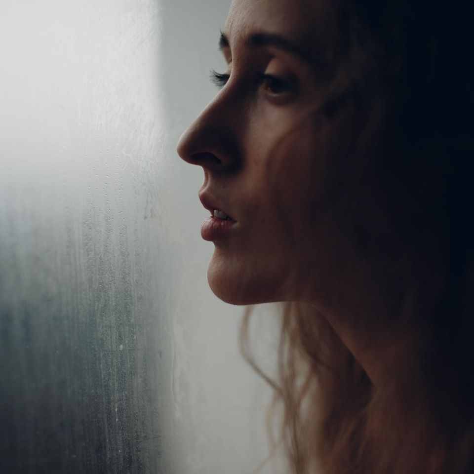 Suizidversuch: Frau schaut aus dem Fenster