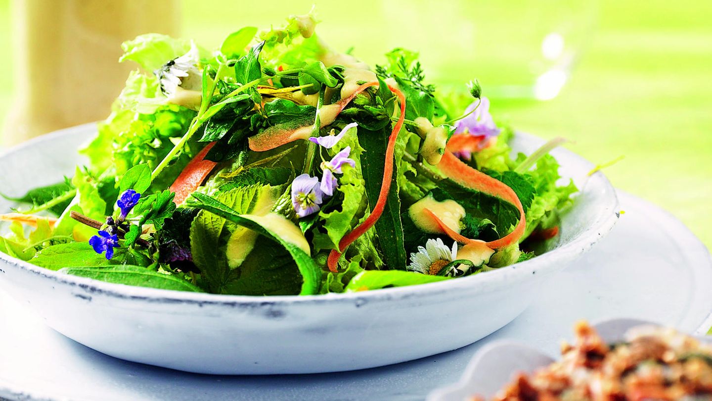 Wildkräutersalat | BRIGITTE.de Wildkräutersalat | BRIGITTE.de