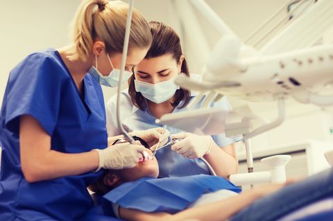 Zahnmedizinische Fachangestellte Gehalt: Zahnarzthelfer bei der Behandlung