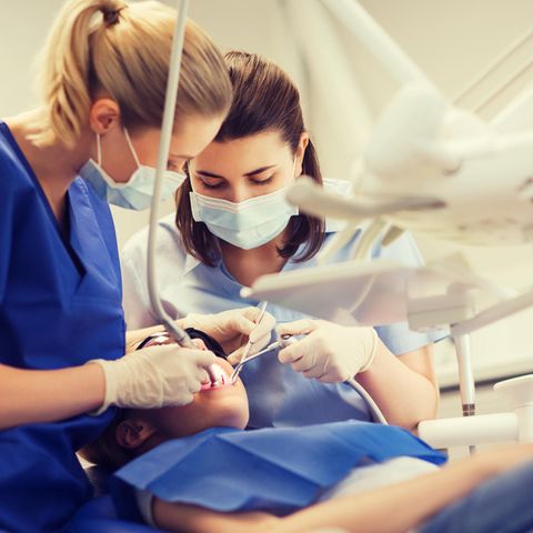 Zahnmedizinische Fachangestellte Gehalt: Zahnarzthelfer bei der Behandlung
