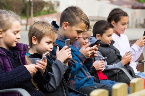 Kinder mit Smartphone