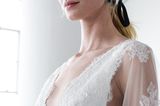 Brautfrisuren: Braut mit tiefsitzendem Zopf und Schleifenband im Haar