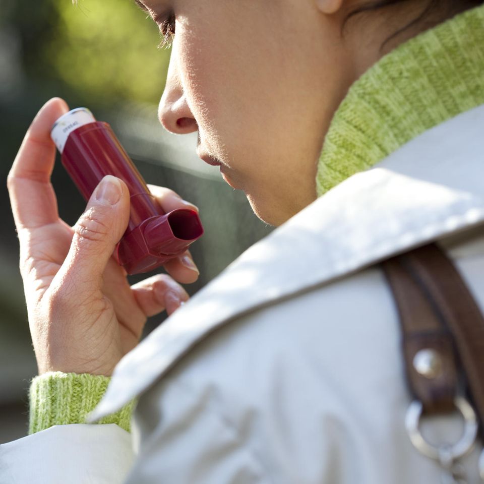 Allergisches Asthma: Frau benutzt Asthmaspray