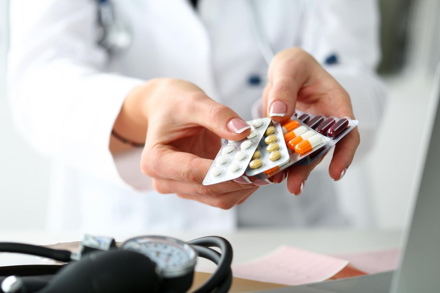 Penicillin-Allergie: Ärztin mit Tabletten