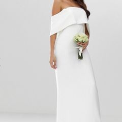 Günstige Brautkleider: Schulterfreies Hochzeits-Säulenkleid aus Krepp von Asos