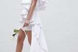 Günstige Brautkleider: Asymmetrisches Hochzeitskleid mit Rüschen von Asos