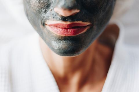 Hautpflegetrends 2019: Frau mit Gesichtsmaske