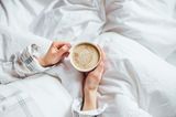 Morgenrituale der Redaktion: Eine Frau mit Espresso im Bett