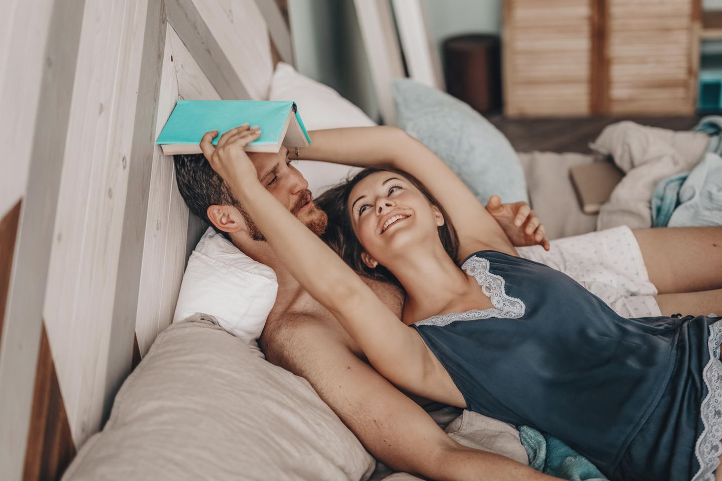 Happiness Index: Ein Paar mit einem Buch im Bett