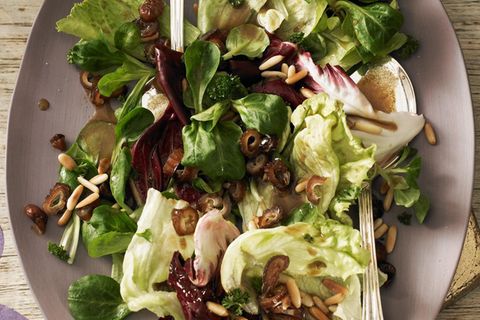 Wintersalat mit Datteln und Kaffee-Vinaigrette