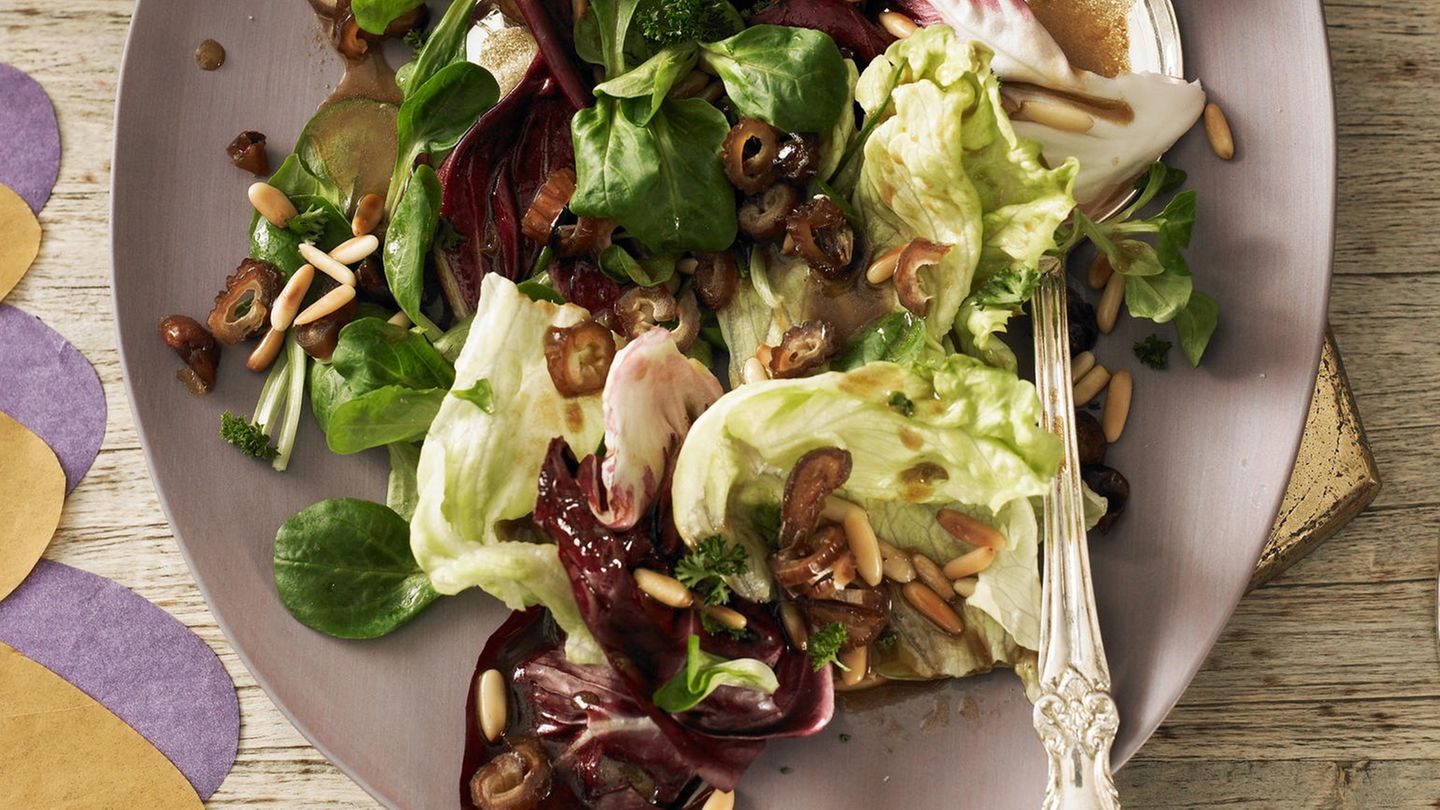 Wintersalat mit Datteln und Kaffee-Vinaigrette | BRIGITTE.de