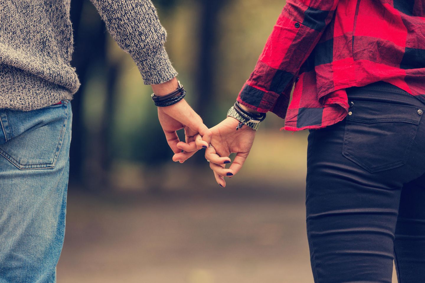 Ansprüche an die Beziehung: Ein Pärchen hält Händchen