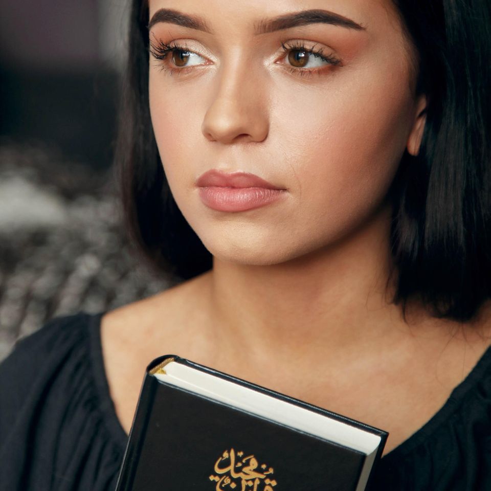 15-Jährige konvertiert zum Islam: Mädchen mit Koran