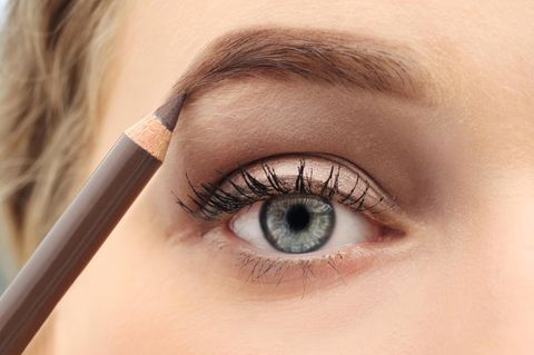 Natural Brows: Frau malt sich die Augenbrauen mit einem Stift nach