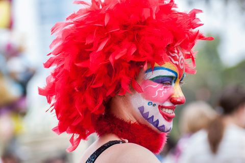 Clown schminken: Frau als Clown verkleidet