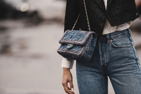 4 Teile, die du dir zulegen solltest, wenn du über 30 bist: Frau mit Jeans und Umhängetasche