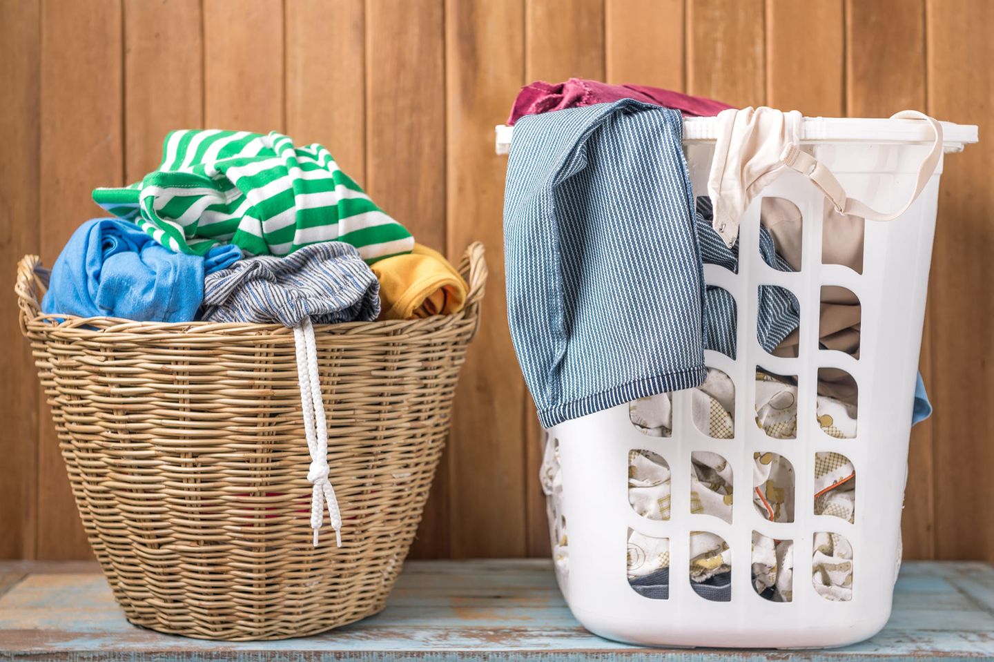 Wäsche sortieren: Wäschekorb mit dreckiger Wäsche