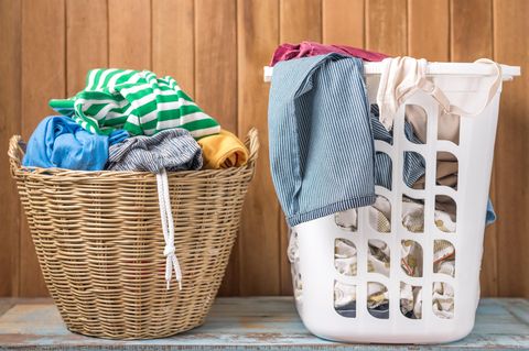 Wäsche sortieren: Wäschekorb mit dreckiger Wäsche