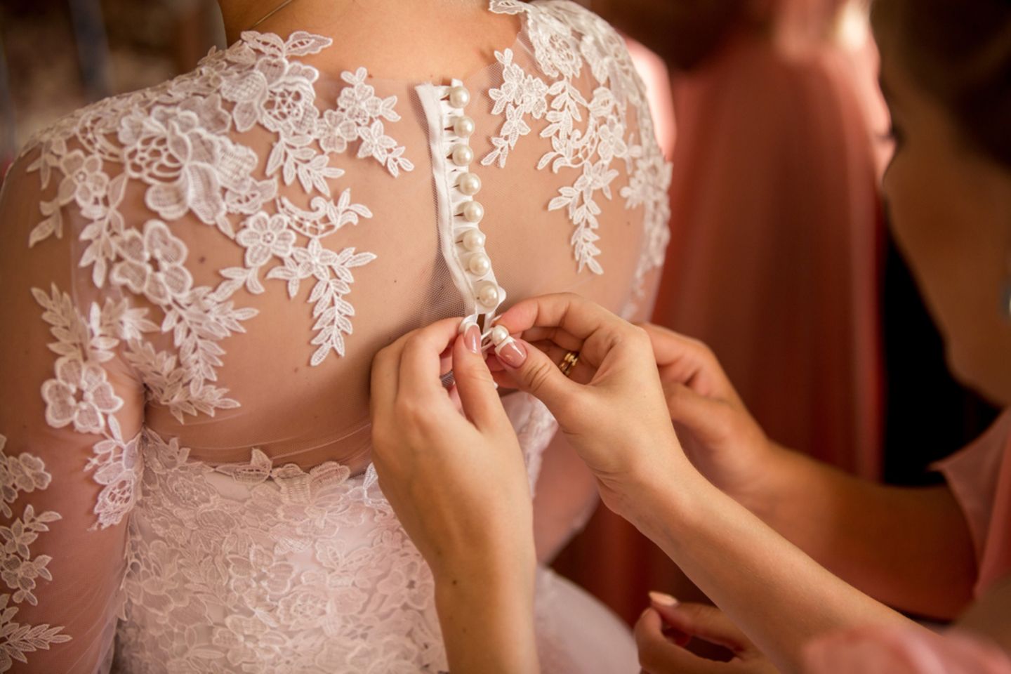 Trauzeugen Aufgaben: Checkliste und Tipps für dich! Trauzeugin knöpft Brautkleid zu