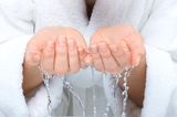 SOS-Tipps für zickige Haut: Frau macht sich Wasser ins Gesicht