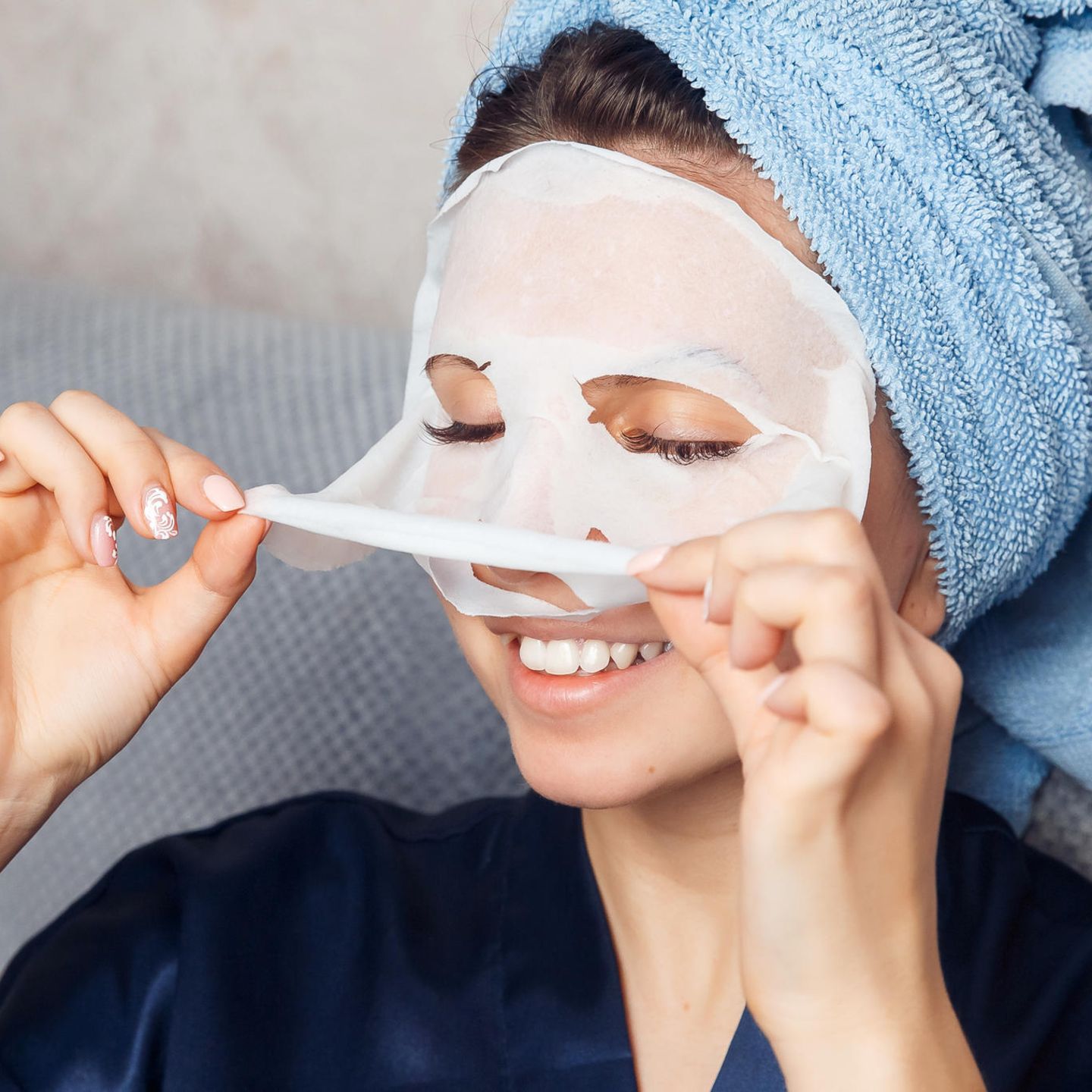 SOS-Tipps für zickige Haut: Frau mit Tuchmaske