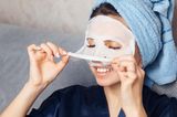 SOS-Tipps für zickige Haut: Frau mit Tuchmaske