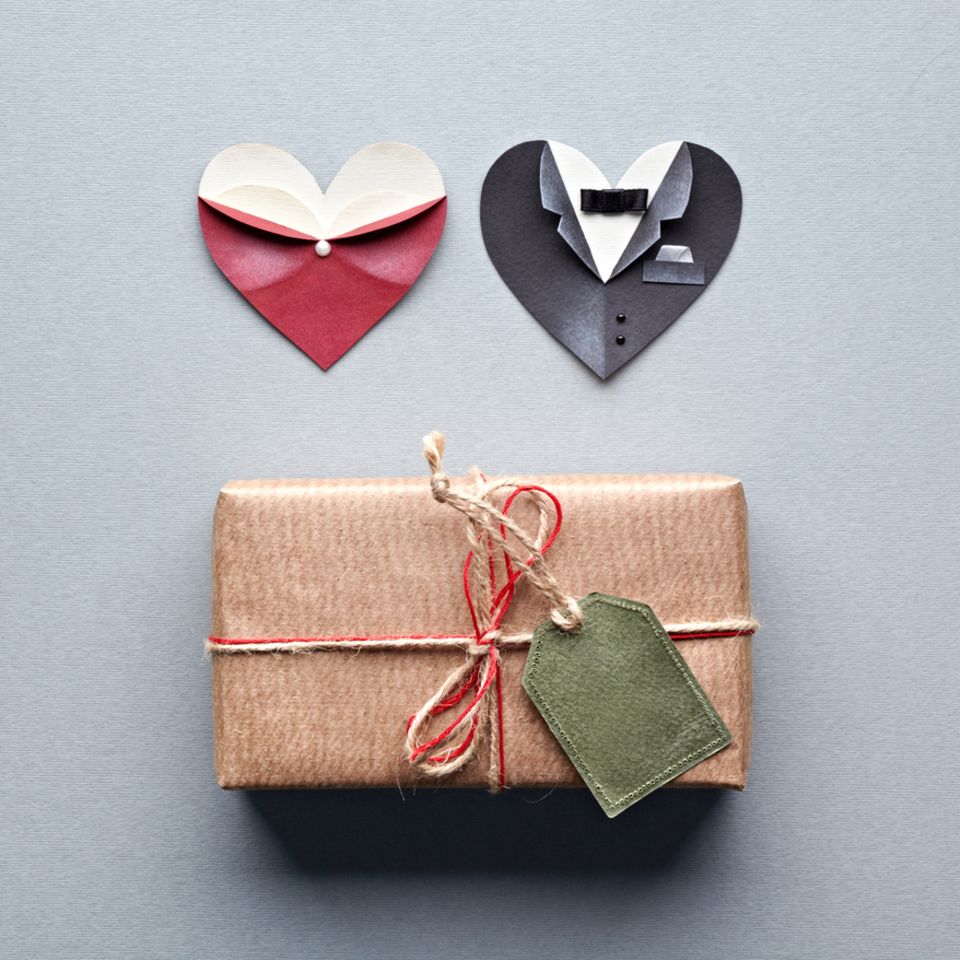 Geschenke zum Polterabend: Ideen und Tipps: Geschenk in Vintage Geschenkverpackung, dazu Herzbilder mit Brautpaar-Motiv