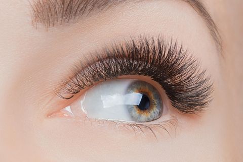 Schlupflider schminken: Auge mit vollem Wimpernkranz