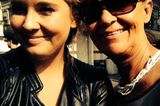 Meine Mutter ist meine beste Freundin und es gibt keinen Menschen auf der Welt, dem ich so bedingungslos vertraue wie ihr. Als sie vor etwas mehr als zwei Jahren eine schreckliche Diagnose erhielt, ist für mich dementsprechend eine Welt zusammengebrochen. Ein Leben ohne meine Mutter? Unvorstellbar! Auch mit 30 Jahren habe ich nicht das Gefühl, diese Welt da draußen ohne sie so meistern zu können wie jetzt.  Sie ist mir nicht nur eine wertvolle Ratgeberin, eine Vertraute, die sich mit mir aufregt, auch wenn sie insgeheim wahrscheinlich denkt, ich schnappe mal wieder über, sie ist auch der selbstloseste Mensch, dem ich je begegnet bin. Sie denkt immer zuallererst an ihre Familie, selbst dann, wenn es ihr selber schlecht geht.   Wie sie die vergangenen zwei Jahre gemeistert hat, ist für mich daher mehr als außergewöhnlich. Dass sie auch in ihrer härtesten Zeit stets so positiv, gut gelaunt und aufopferungsvoll geblieben ist, grenzt an ein Wunder. Ich weiß nicht, ob ich ihr all das, was sie tagtäglich für mich tut, je zurückgeben kann. Ich kann nur alles daransetzen, die Zeit mit ihr in vollen Zügen zu genießen und auch für sie eine Ratgeberin und Vertraute zu sein sowie jemand, der sie hin und wieder verwöhnt, wenn sie selbst es nicht tut.  Ann-Christin, Mode- und Beauty-Redakteurin