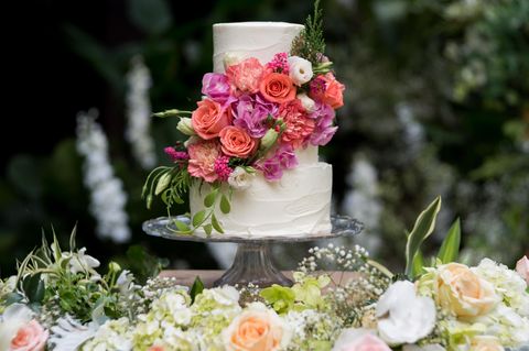 Rosenhochzeit: Bedeutung, Geschenke und Outfits: Helle dreistöckige Hochzeitstorte mit Rosen geschmückt