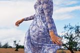 Blau-weißes Kleid in Kachelmuster: Rich & Royal, ca. 130 Euro