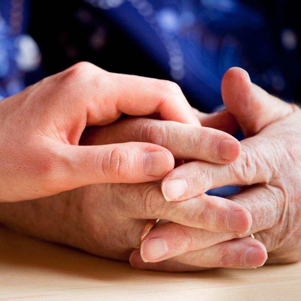 Wenn Eltern alt werden: haltende Hände