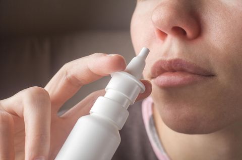 Nasenspray gegen Depression: Frau benutzt Nasenspray