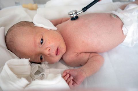 Unfruchtbare Krankenschwester adoptiert herzkrankes Baby
