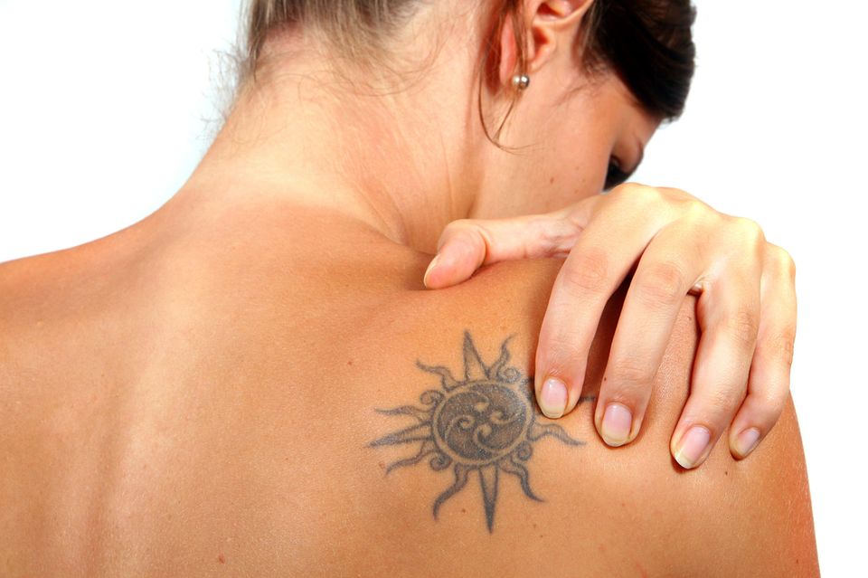 Tattoo-Allergie: Frau mit Tattoo