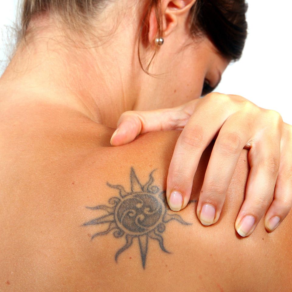 Tattoo-Allergie: Frau mit Tattoo