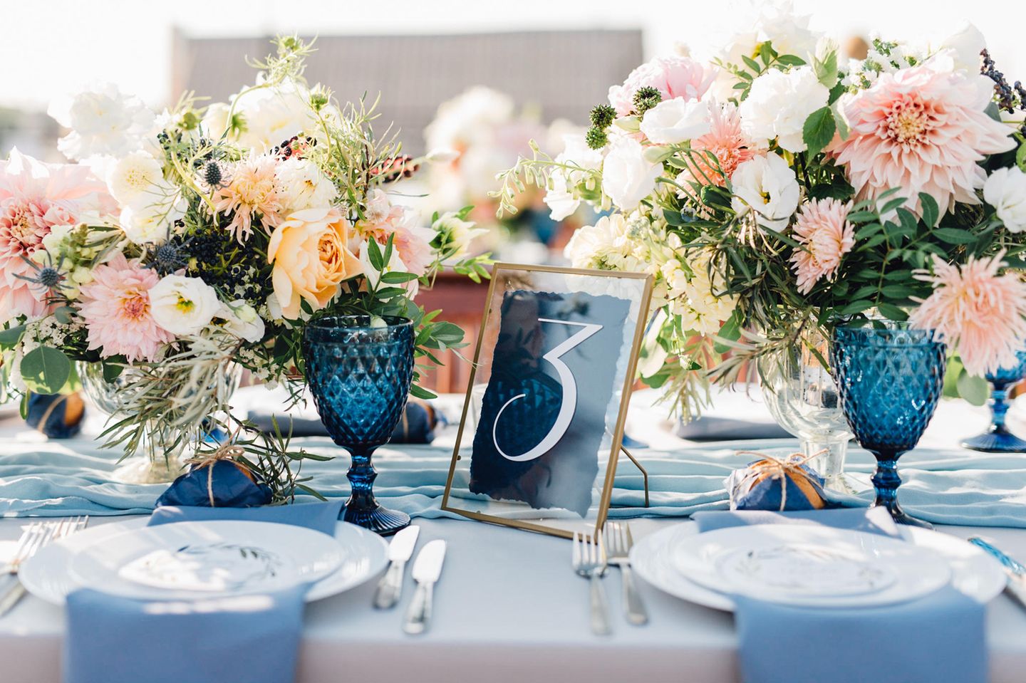 Tischdeko Hochzeit: Ideen und Tipps: Hochzeitstafel mit Blumen, Tischnummer und Geschirr