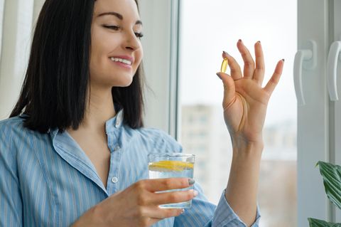 Biohacking: Frau nimmt Wasser mit einer Pille ein