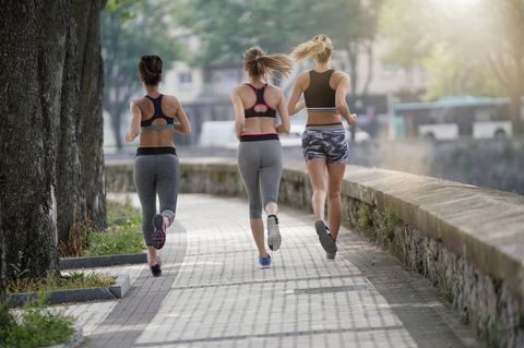 Gesundes Leben: drei Frauen joggen