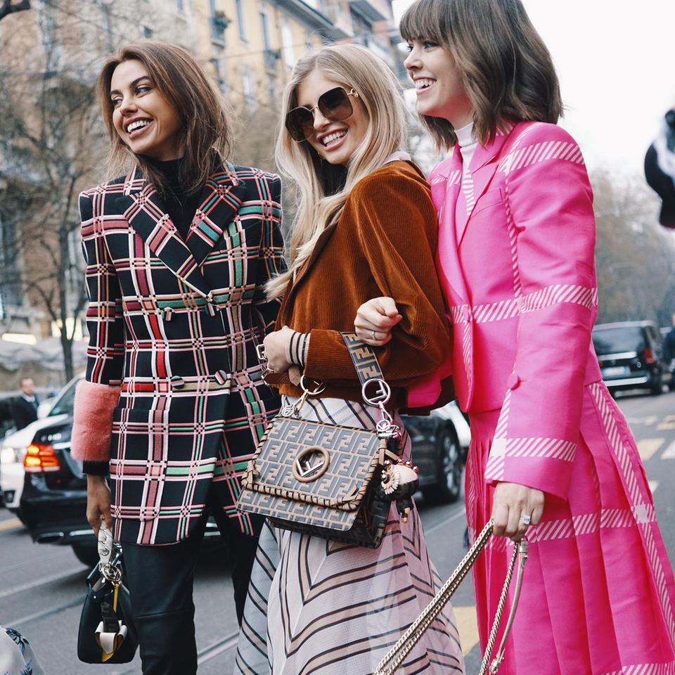 Wie finde ich meinen eigenen Stil: Vier Frauen in bunten Outfits