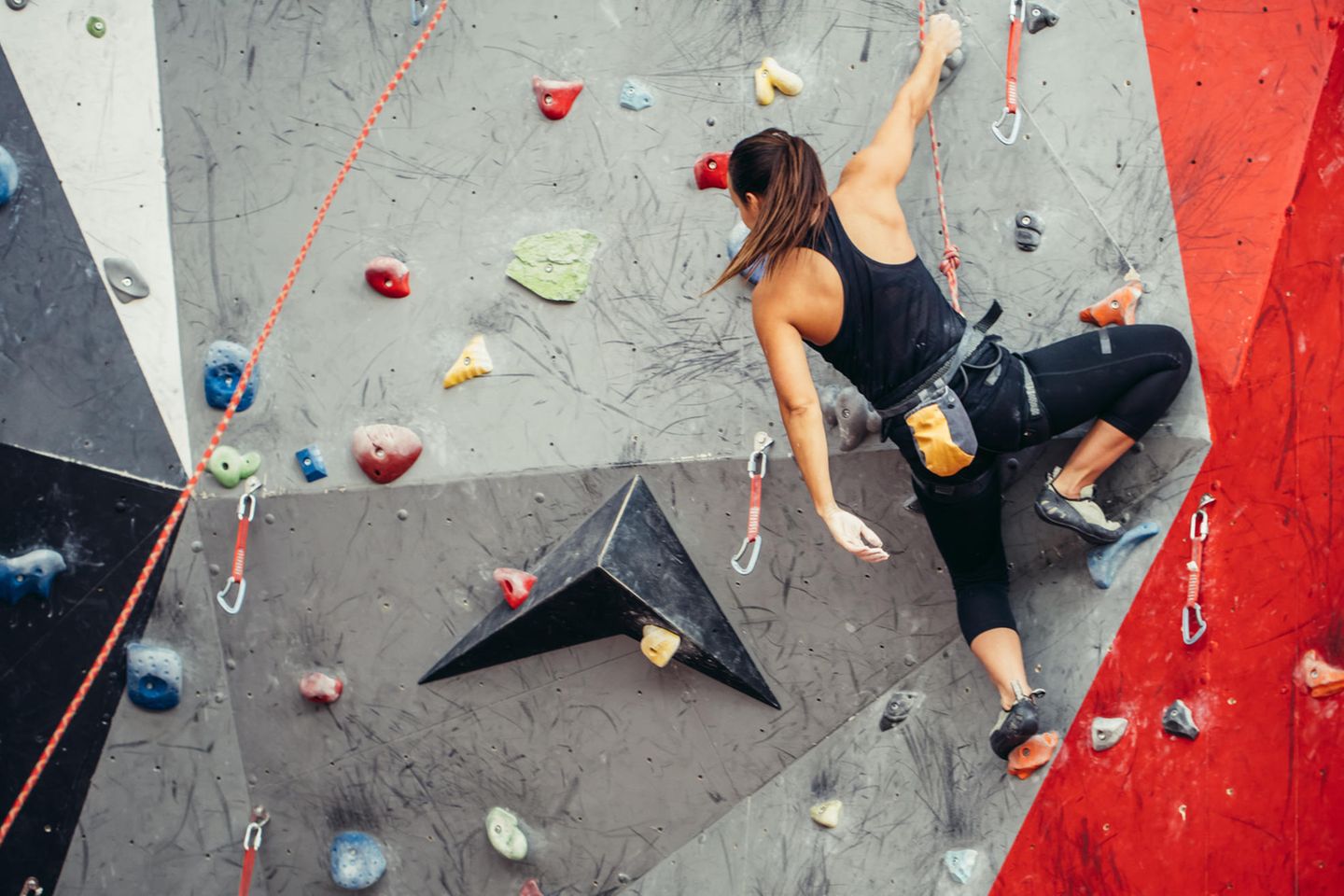 Hobbys im Lebenslauf? Frau klettert Wand hoch