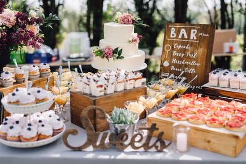 Candy Bar Hochzeit: Ideen und Tipps: Ein Tisch gedeckt mit vielen Desserts