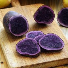 Alte Gemüsesorten: diese 7 solltest du kennen: Aufgeschnittene blaue Kartoffel