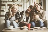 Gewohnheiten erfolgreicher Frauen: Drei junge Frauen lachen zusammen
